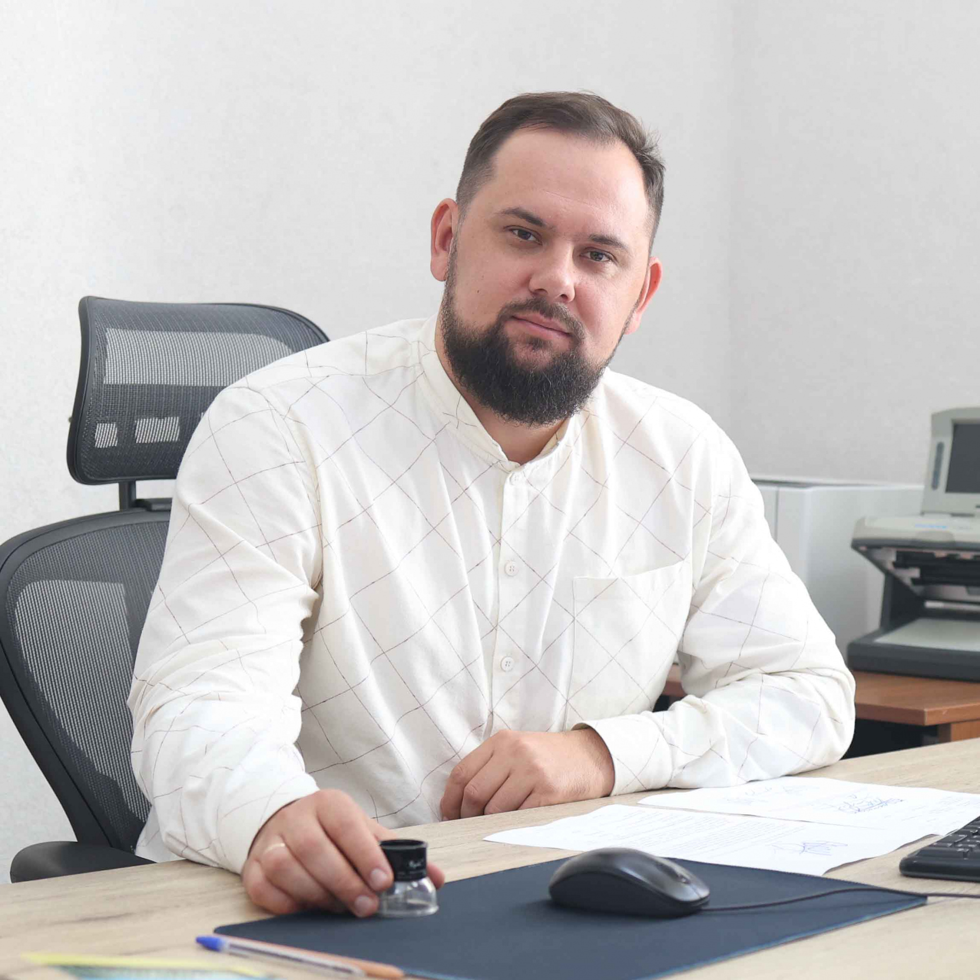 Эксперт Юрий Решетов за рабочим столом